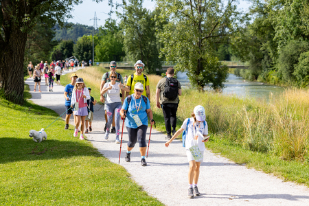 Pohod ob reki; foto: Miha Kokole